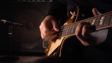 Stüdyoda gitar çalan müzisyen.