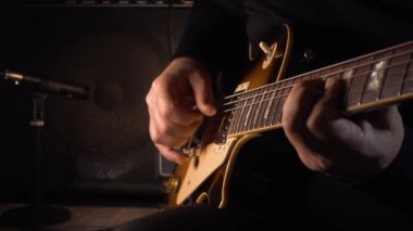 Stüdyoda gitar çalan müzisyen.