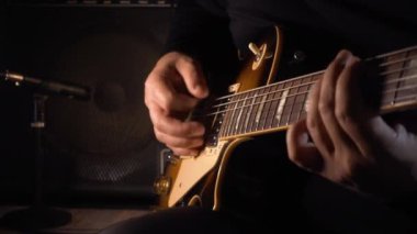 Stüdyoda gitar çalan müzisyen.