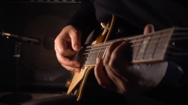 Stüdyoda gitar çalan müzisyen.