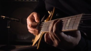 Stüdyoda gitar çalan müzisyen.