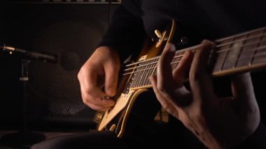 Stüdyoda gitar çalan müzisyen.