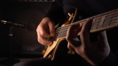 Stüdyoda gitar çalan müzisyen.