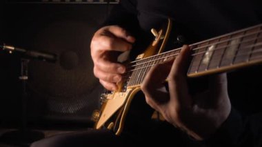 Stüdyoda gitar çalan müzisyen.