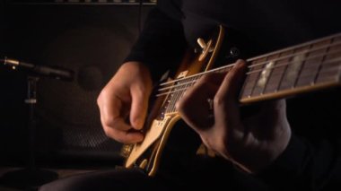 Stüdyoda gitar çalan müzisyen.