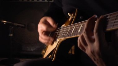 Stüdyoda gitar çalan müzisyen.