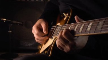 Stüdyoda gitar çalan müzisyen.