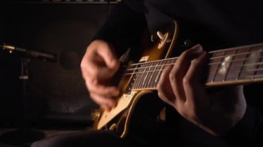 Stüdyoda gitar çalan müzisyen.