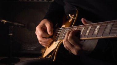 Stüdyoda gitar çalan müzisyen.