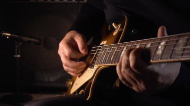 Stüdyoda gitar çalan müzisyen.