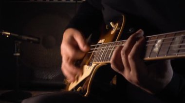 Stüdyoda gitar çalan müzisyen.