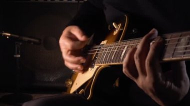 Stüdyoda gitar çalan müzisyen.