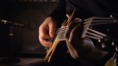 Stüdyoda gitar çalan müzisyen.