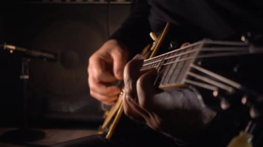Stüdyoda gitar çalan müzisyen.