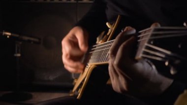 Stüdyoda gitar çalan müzisyen.