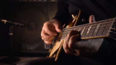 Stüdyoda gitar çalan müzisyen.