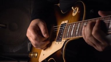 Stüdyoda gitar çalan müzisyen.