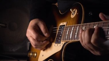 Stüdyoda gitar çalan müzisyen.