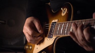 Stüdyoda gitar çalan müzisyen.