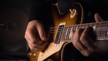 Stüdyoda gitar çalan müzisyen.