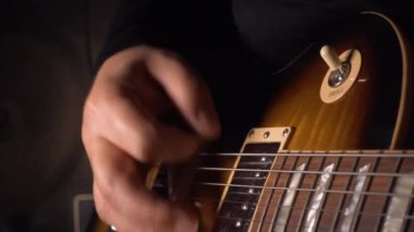 Stüdyoda gitar çalan müzisyen.