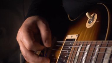 Stüdyoda gitar çalan müzisyen.