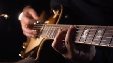 Stüdyoda gitar çalan müzisyen.