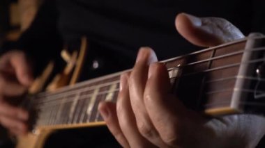 Stüdyoda gitar çalan müzisyen.