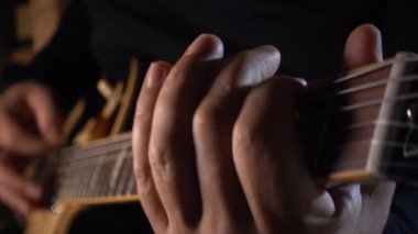 Stüdyoda gitar çalan müzisyen.