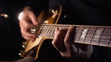 Stüdyoda gitar çalan müzisyen.