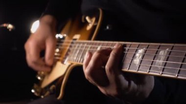 Stüdyoda gitar çalan müzisyen.