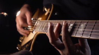 Stüdyoda gitar çalan müzisyen.