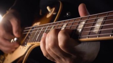 Stüdyoda gitar çalan müzisyen.