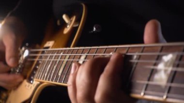 Stüdyoda gitar çalan müzisyen.