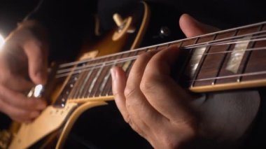 Stüdyoda gitar çalan müzisyen.