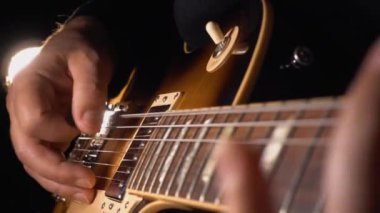 Stüdyoda gitar çalan müzisyen.