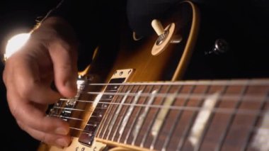 Stüdyoda gitar çalan müzisyen.