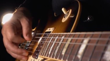 Stüdyoda gitar çalan müzisyen.