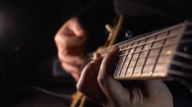 Stüdyoda gitar çalan müzisyen.