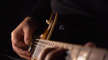 Stüdyoda gitar çalan müzisyen.