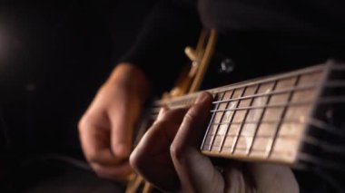 Stüdyoda gitar çalan müzisyen.