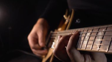 Stüdyoda gitar çalan müzisyen.