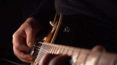 Stüdyoda gitar çalan müzisyen.