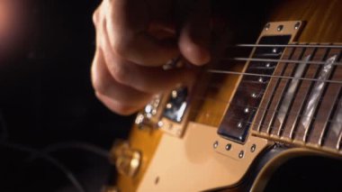 Stüdyoda gitar çalan müzisyen.