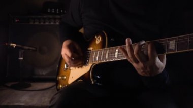 Stüdyoda gitar çalan müzisyen.