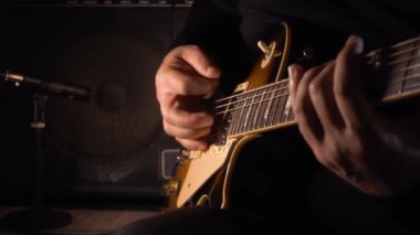 Stüdyoda gitar çalan müzisyen.