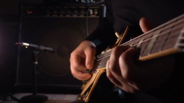 Stüdyoda gitar çalan müzisyen.