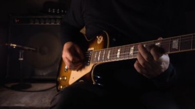 Stüdyoda gitar çalan müzisyen.