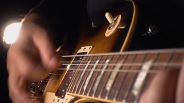 Stüdyoda gitar çalan müzisyen.