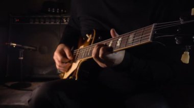 Stüdyoda gitar çalan müzisyen.